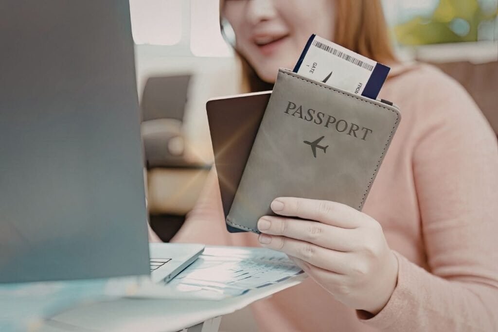 Documentos para viajar com criança organizados em pasta